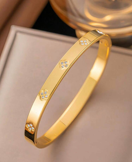 Nora Bangle